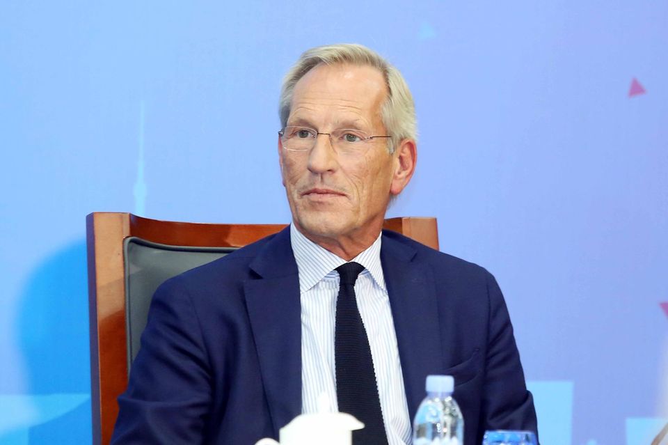 Ein Plus von 41,3 Prozent katapultierte Michael Diekmann laut DSW auf eine Vergütung von 759.000 Euro. Damit wurde der Manager, der seit 2017 Aufsichtsratsvorsitzende der Allianz ist, im Dax nur von einem anderen Top-Unternehmer überflügelt. „Die weiblichen Top-Verdiener unter den Aufsichtsräten im Dax waren Michele Trogni und Dagmar Valcárel bei der Deutschen Bank sowie Birgit Steinborn von Siemens mit jeweils 450.000 Euro“, hieß es. Sie teilten sich Platz 20 des Vergütungs-Rankings. 