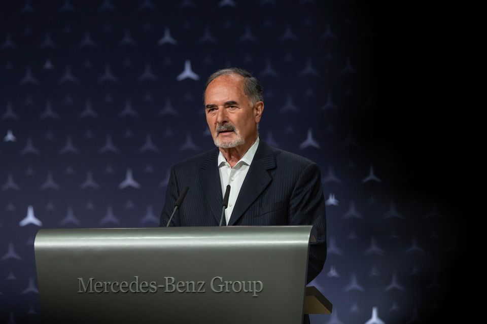 Vier der zehn Top-Verdiener im Dax haben laut DSW zweistellig zugelegt. In dieser Gruppe das Schlusslicht war Bernd Pischetsrieder von der Mercedes-Benz Group. Die Vergütung in seinem letzten Jahr als Aufsichtsratsvorsitzender belief sich demnach auf 600.000 Euro, 12,9 Prozent mehr als in den zwölf Monaten zuvor. Pitschetsrieder wurde im Frühjahr 2024 von Martin Brudermüller abgelöst. 