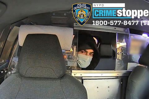 Der Verdächtige, der UnitedHealthcare-CEO Thompson erschossen haben soll, in einem Polizeiauto
