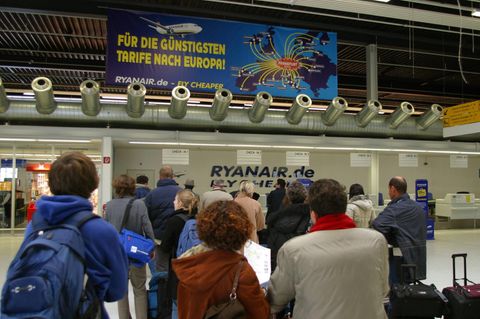 Fluggäste warten am Check-In von Ryanair im Flughafen Frankfurt-Hahn