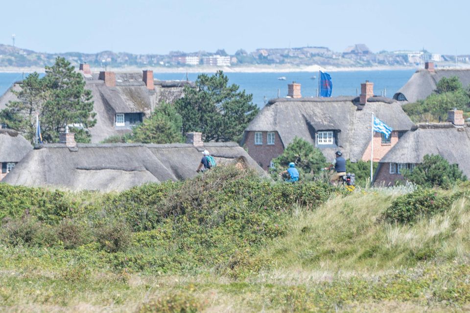 Ebenfalls noch keinen Käufer gefunden hat das laut dem Ranking teuerste Haus Deutschlands. Nicht nur war die Dünen-Villa bei Kampen auf Sylt mit 15,5 Mio. Euro die klare Nummer eins. Der Quadratmeterpreis von 38.750 übertraf die Konkurrenz in den Top 10 bei weitem. Das reetgedeckte Anwesen bietet den Angaben zufolge eine Wohnfläche von 400 Quadratmeter und ein 2985 Quadratmeter großes Grundstück direkt am Watt. Käufer müssen sich allerdings mit nur drei Schlafzimmern begnügen. 