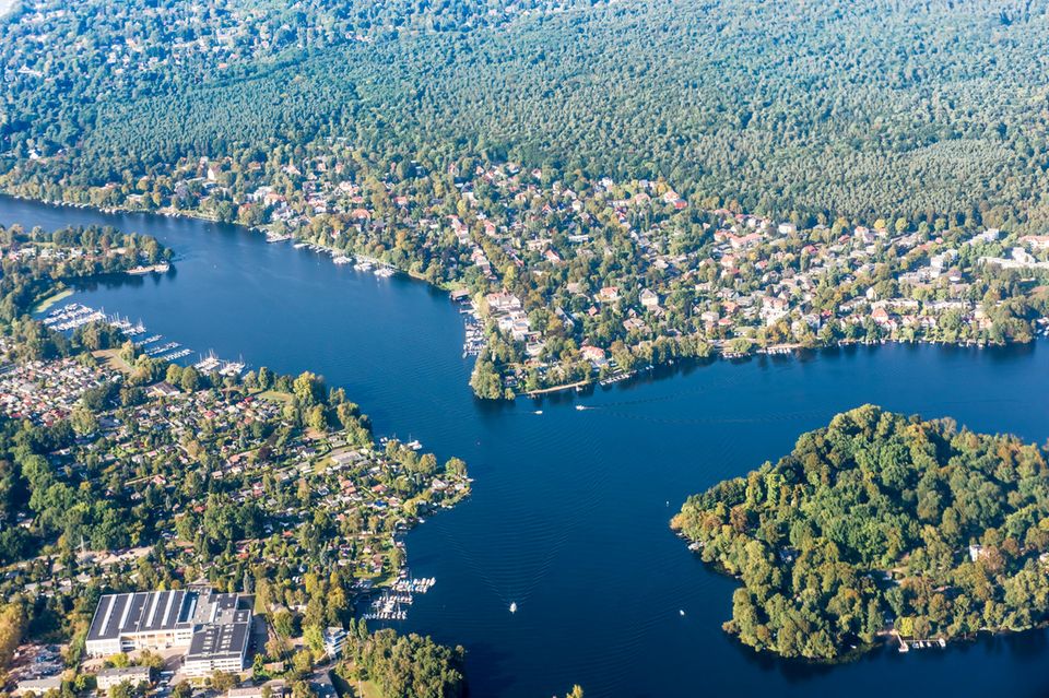 Berlin war mit gleich drei Häusern in dem Ranking vertreten. Alle fanden sich in den Top 5 wieder. 10,2 Mio. Euro für ein 470 Quadratmeter großes Anwesen im Stadtteil Wannsee kam auf den bundesweit fünften Platz. Hier lag der Quadratmeterpreis also bei stolzen 21.700 Euro. 
