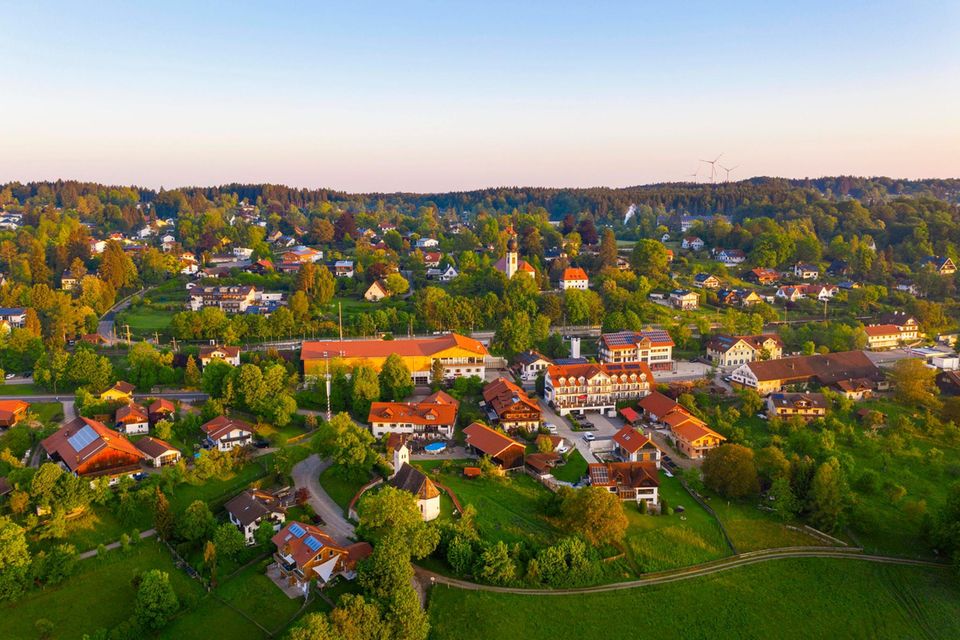 „Uneinsehbare Luxusvilla mit größtmöglicher Privatsphäre“, heißt es in der Annonce für das Anwesen in Icking im Landkreis Bad Tölz-Wolfratshausen. Die 440 Quadratmeter große, weiße Villa mit 13 Zimmern und Pool sollte unter anderem mit einer Einliegerwohnung punkten. Der Kaufpreis von 8,9 Mio. Euro (Quadratmeterpreis: 20.227 Euro) hat Käufer bislang aber offenbar nicht angezogen. Diese Annonce war auch rund sechs Monate nach Veröffentlichung des Rankings noch online. 