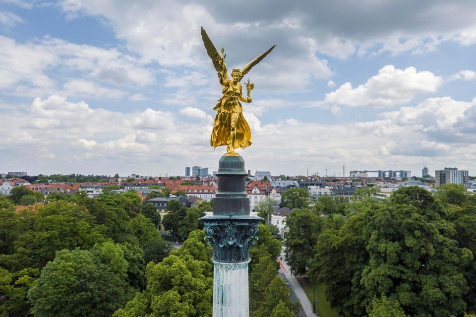 Eine Villa in München konnte das Berliner Trio aufbrechen. Das Luxusanwesen in München-Bogenhausen lockte laut Immoscout24 unter anderem mit Wellnessbereich und Weinkeller. Kaufpreis für 570 Quadratmeter Wohnfläche sowie ein 1000 Quadratmeter großes Grundstück: 13,2 Mio. Euro. Der Quadratmeterpreis war mit 23.158 Euro der zweitteuerste in den Top 10 der kostspieligsten Häuser Deutschlands. 