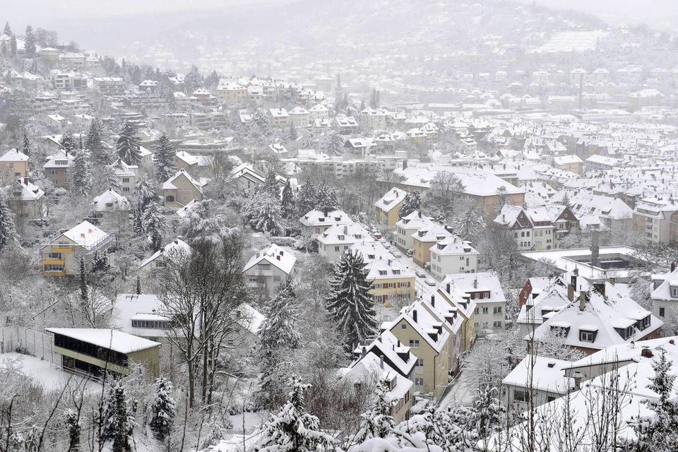 Eine kernsanierte Villa mit Panoramablick über Stuttgart hat es auf Platz acht der teuersten Häuser Deutschlands geschafft, wie Immoscout24 mitteilte. Das 734 Quadratmeter große Gebäude auf einem 6.315 Quadratmeter großen Grundstück sollte 7,9 Mio. Euro kosten. Auch hier lag der Preis je Wohnquadratmeter mit 10.763 in etwa auf Münchner Neubau-Niveau. 