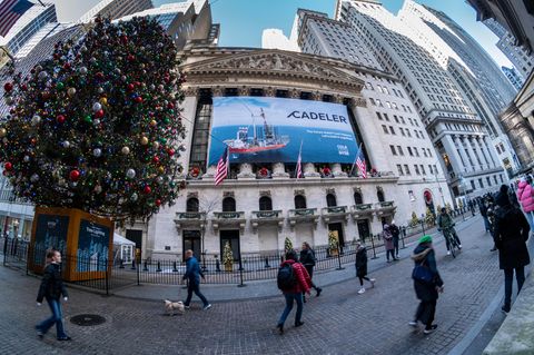Weihnachtsbaum vor der New Yorker Börse an der Wall Street