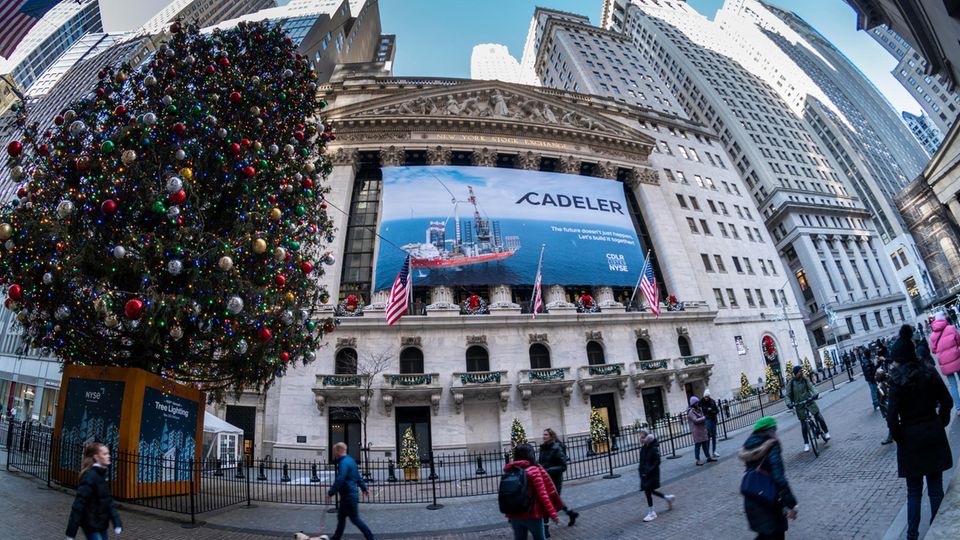 Weihnachtsbaum vor der New Yorker Börse an der Wall Street