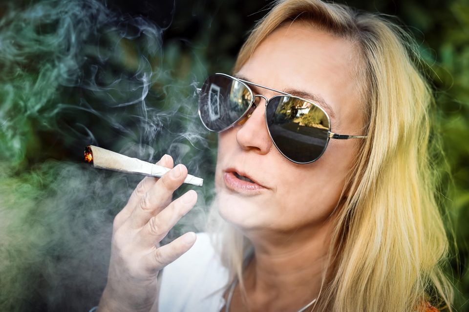 Eine Frau raucht Marihuana