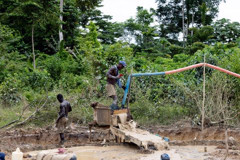 Eine illegale Goldmine auf dem Gelände einer ehemaligen Kakaofarm in Kwabeng, Ghana