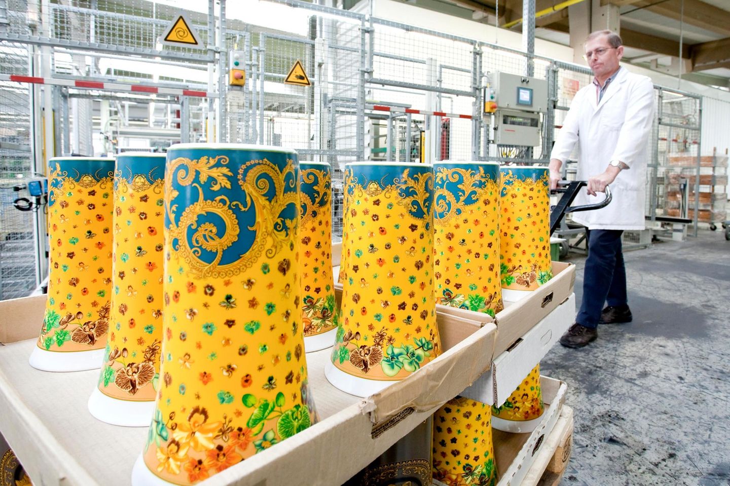 Ein Mitarbeiter der Firma Rosenthal transportiert 2010 ungebrannte Versace-Vasen zur Brennanlage
