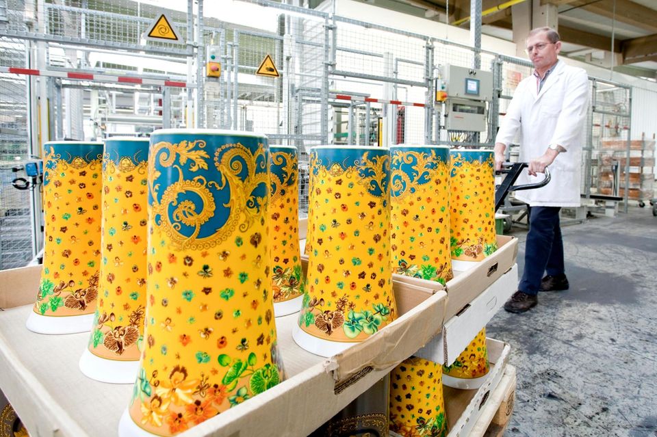 Ein Mitarbeiter der Firma Rosenthal transportiert 2010 ungebrannte Versace-Vasen zur Brennanlage