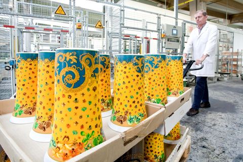 Ein Mitarbeiter der Firma Rosenthal transportiert 2010 ungebrannte Versace-Vasen zur Brennanlage