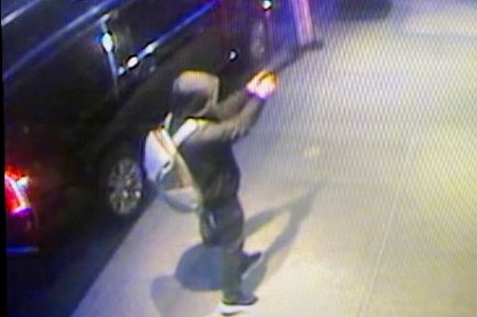 Luigi Mangione: Überwachungsaufnahme eines schwarz gekleideten Mannes mit einer Waffe.