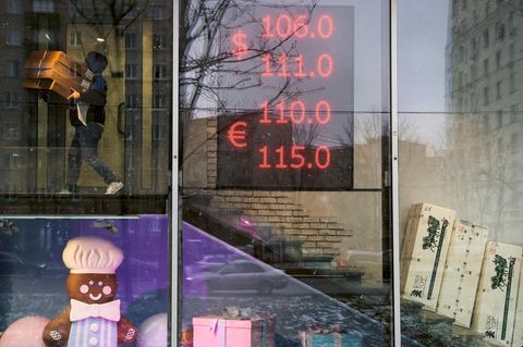 Eine Moskauer Wechselstube Ende November: Ein Dollar kostet mehr als 100 Rubel