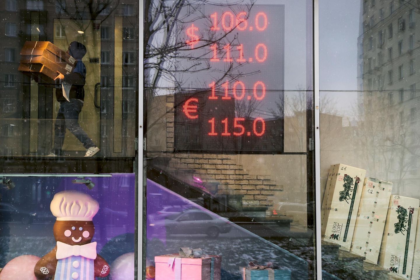 Eine Moskauer Wechselstube Ende November: Ein Dollar kostet mehr als 100 Rubel