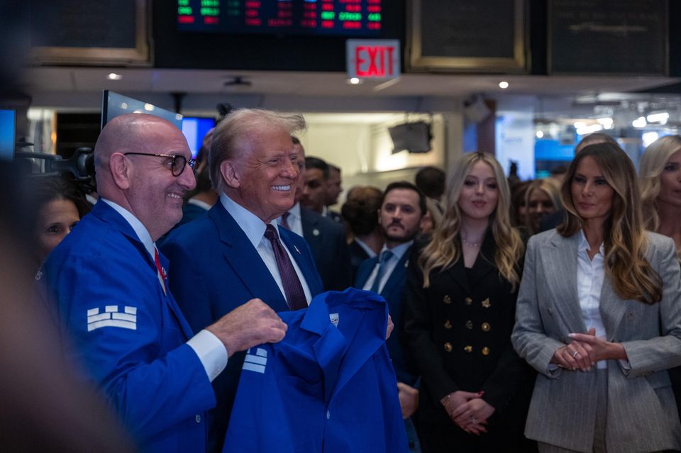 Donald Trump und seine Frau Melania im Handelssaal der New Yorker Börse