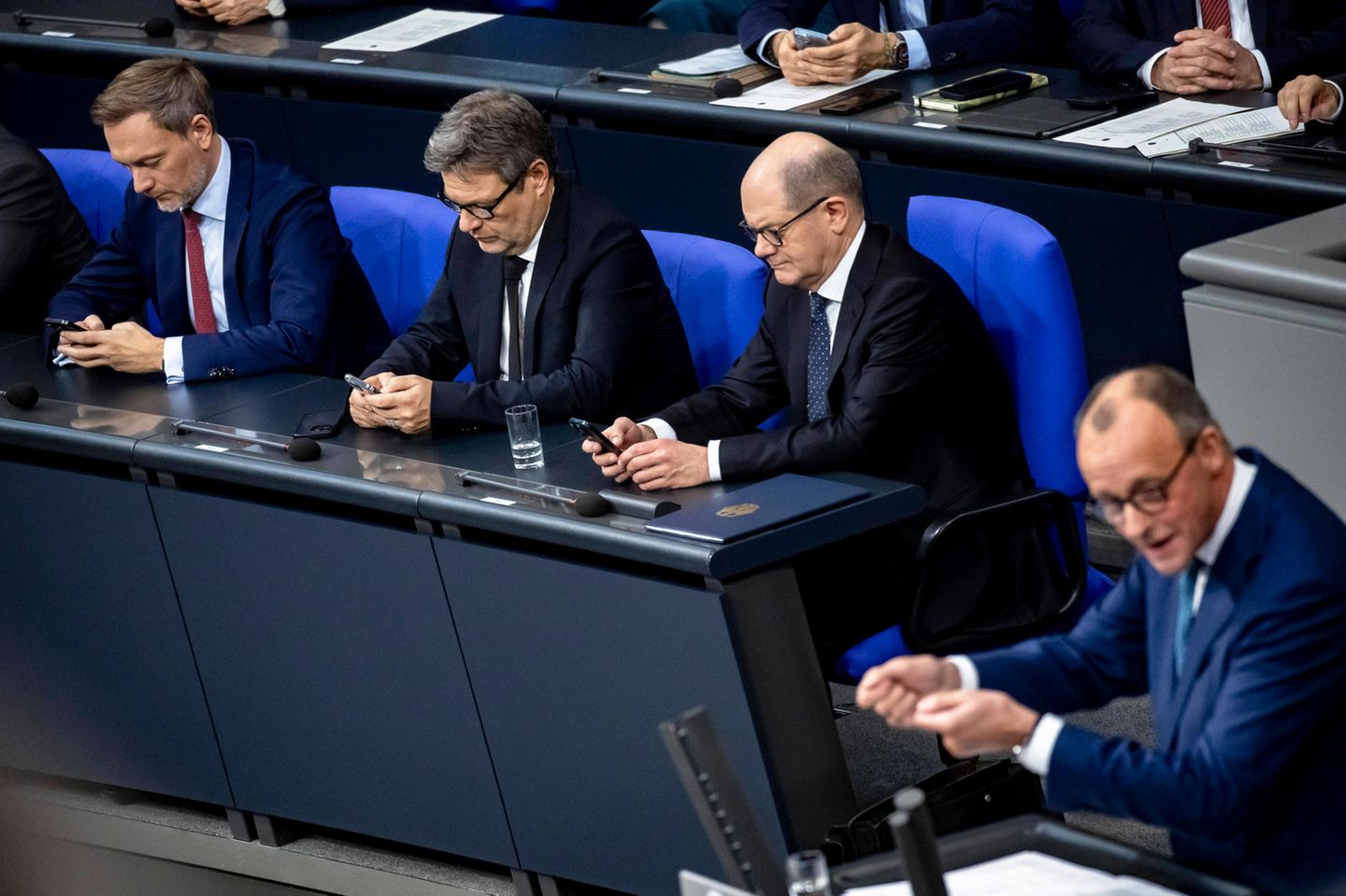 Lindner, Habeck, Scholz und Merz im Plenarsaal des Bundestags