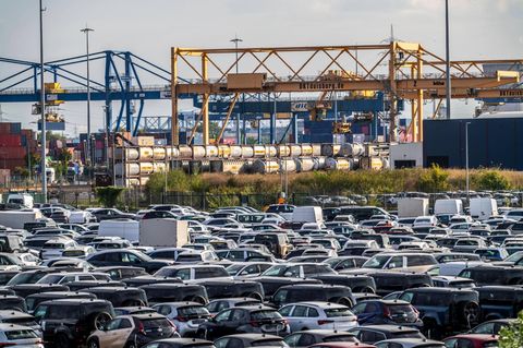 Autos im Containerhafen