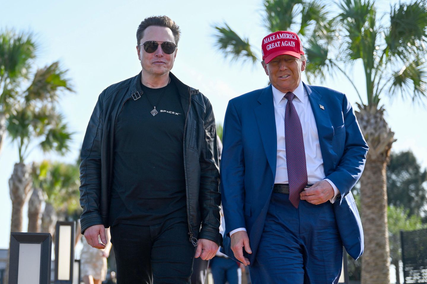 Elon Musk (links) ist Wahlkampfspender und Beauftragter für Bürokratieabbau des künftigen US-Präsidenten Donald Trump (rechts)