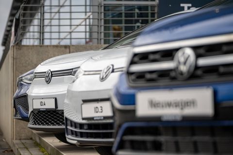 Viele E-Autos stehen bleischwer in den Autohäusern und lassen sich nicht verkaufen