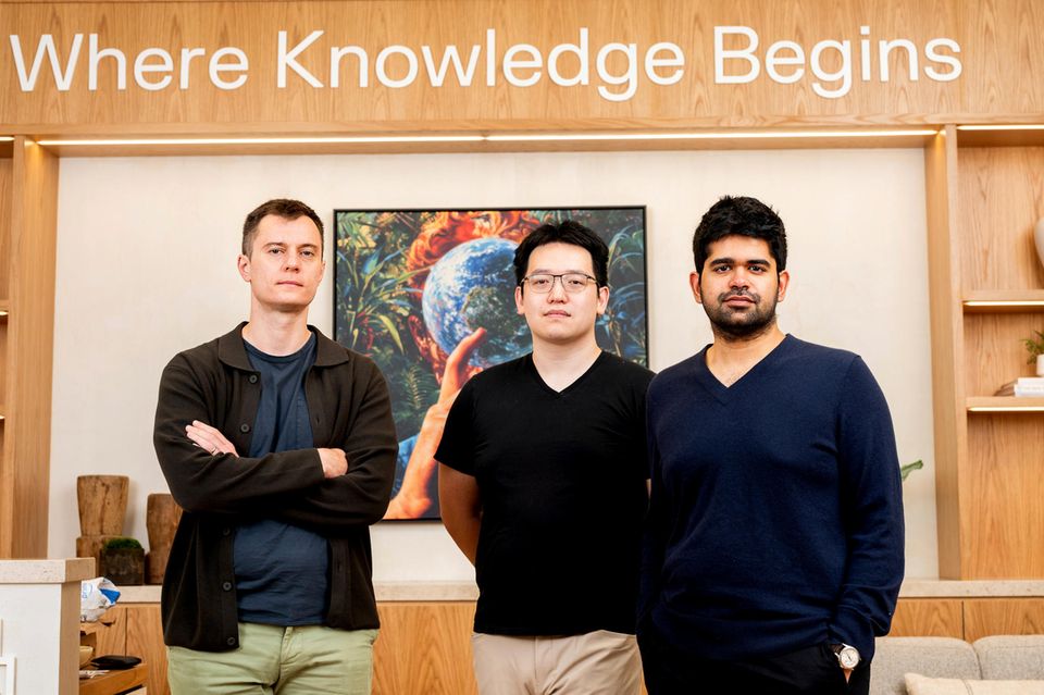Perplexity-CEO Aravind Srinivas (rechts) mit seinen beiden Mitgründern Johnny Ho (Mitte) und Denis Yarats. Ihr zwei Jahre altes Start-up ist jetzt 9 Mrd. US-Dollar wert.     
