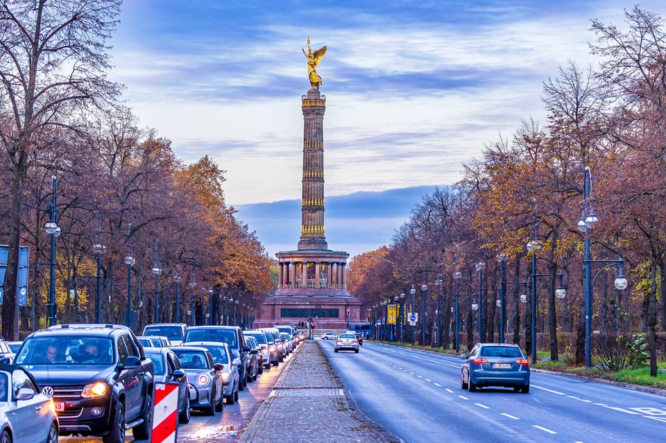 Straßenverkehr bei der Siegessäule in Berlin
