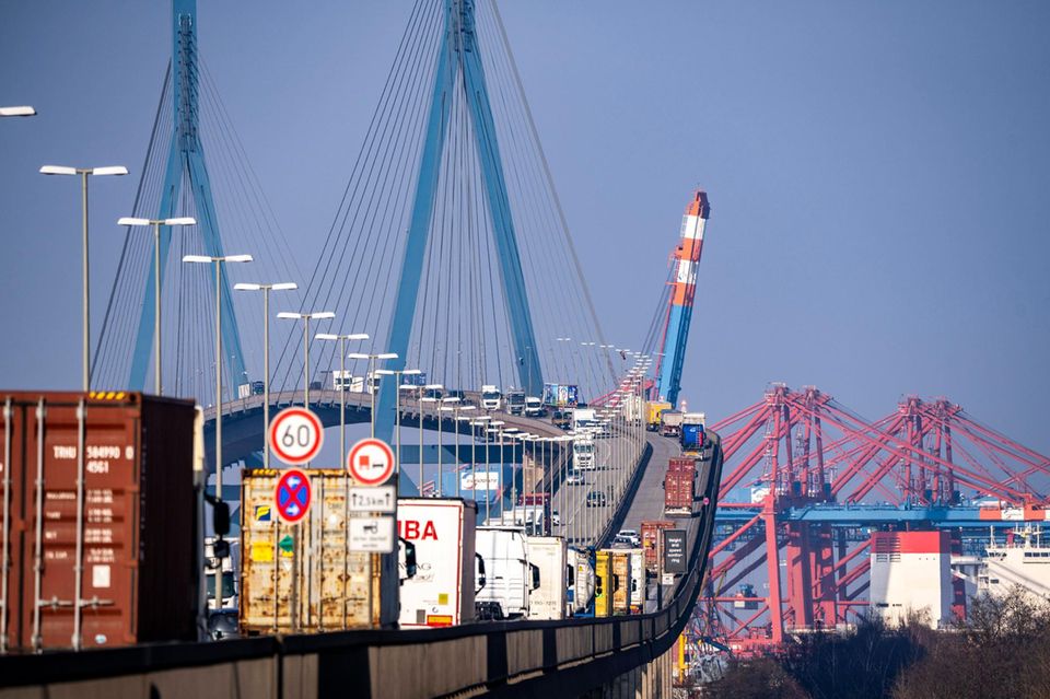Verkehr auf der Köhlbrandbrücke im Hamburger Hafen