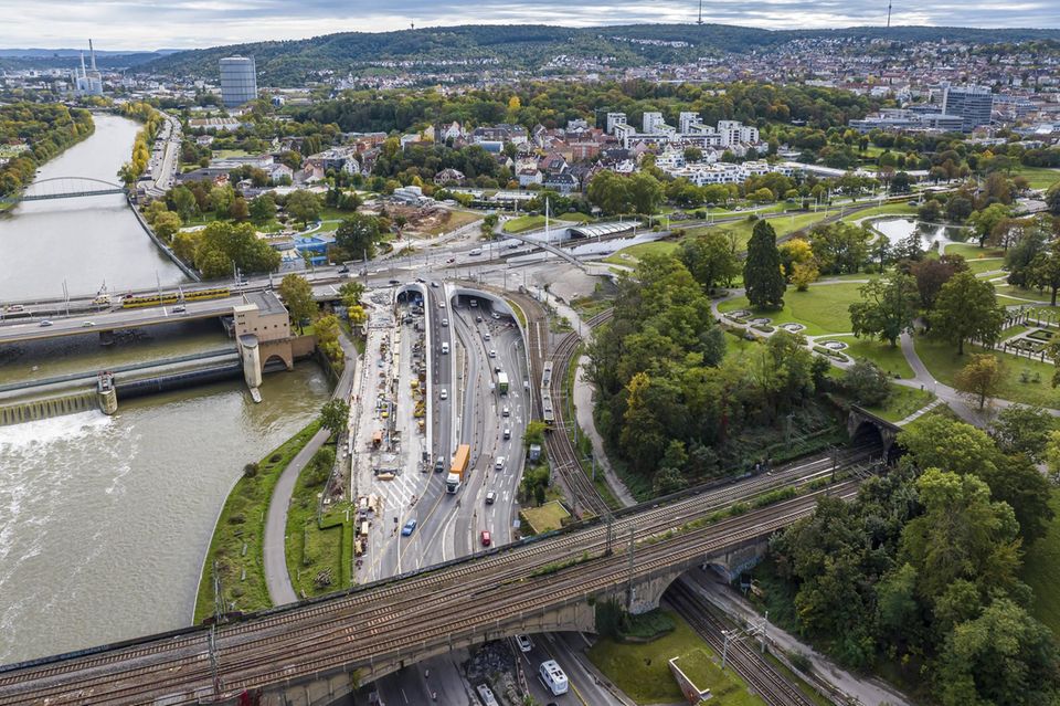 Luftaufnahme mit Rosensteinpark, Bahngleise und Neckar in Stuttgart