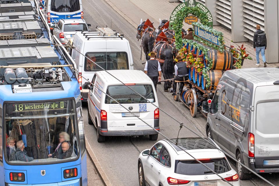 Wiesn-Pferdegespann im Stau auf Nähe Oktoberfest, München