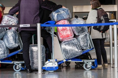 Reisende stehen im Terminal 1 am Flughafen Frankfurt an. An internationalen Drehkreuzen ist der Gepäcktransport aufgrund der vielen Transfers besonders komplex
