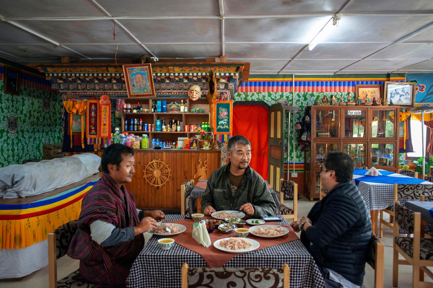 Einheimische essen in einem Restaurant in der Nähe von Punakha im Westen des Himalaya-Königreiches Bhutan zu Mittag (Archivbild 2021)