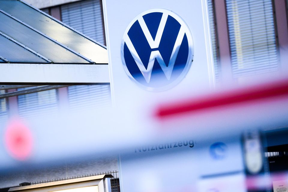 VW Werk mit VW-Logo