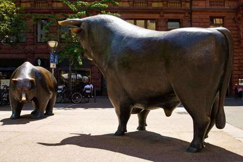 Bulle und Bär vor der Börse in Frankfurt