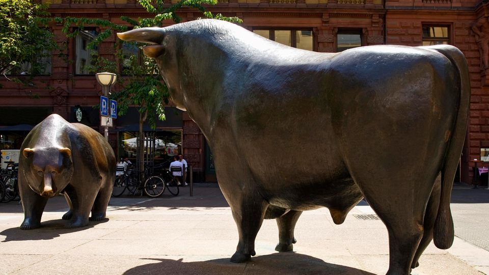 Bulle und Bär vor der Börse in Frankfurt