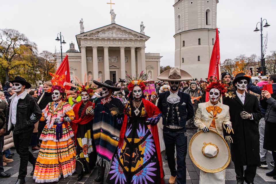 Vilnius, Litauen: Menschen in traditionellen mexikanischen Trachten