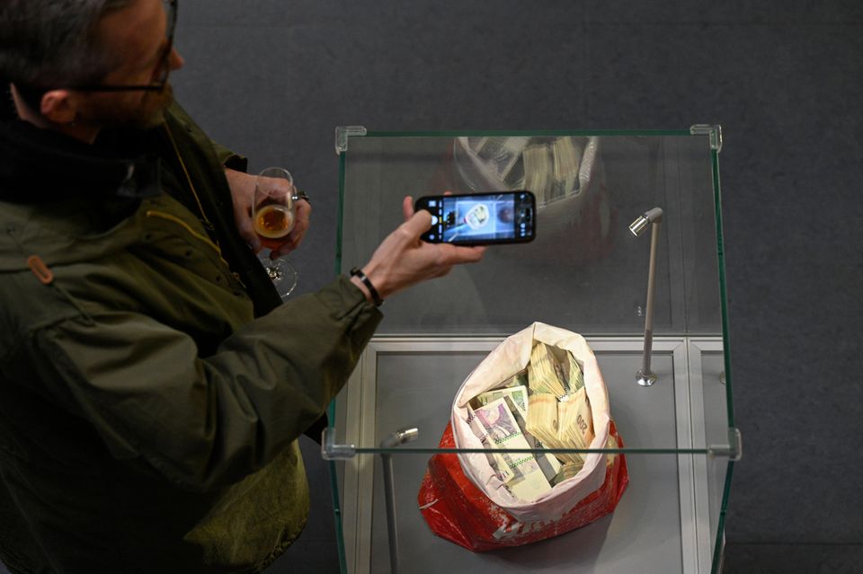 Tausenden tschechischen Kronen in einer Plastiktüte in der Tschechischen Nationalbank