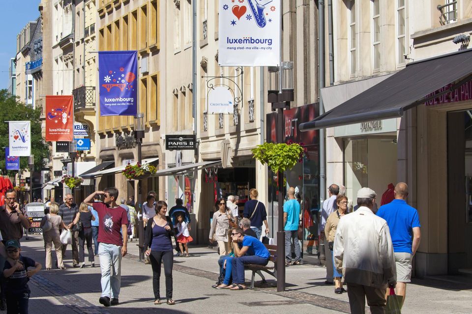 Luxemburg, Menschen gehen auf der Einkaufsstraße