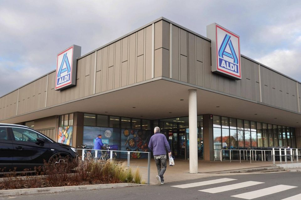 Menschen vor einer Aldi Filiale