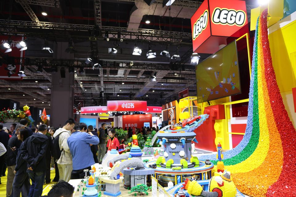 Besucher stöbern am LEGO Stand durch die Produkte