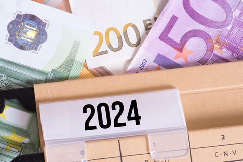 Geldscheine und die Akte 2024