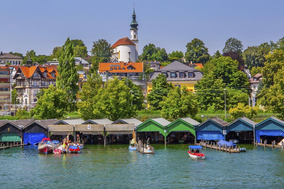 Wasserfront mit Bootshäusern und Kirche auf dem Schlossberg in Starnberg