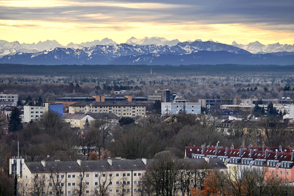 Panoramablick über München mit den Alpen im Hintergrund