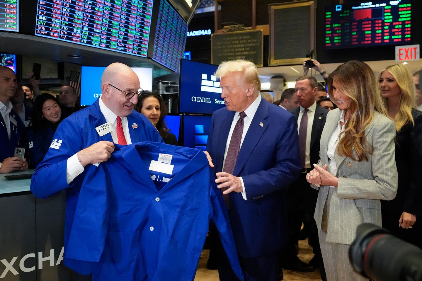 Donald Trump und seine Frau Melania mit Lynn Martin, dem Präsidenten der New Yorker Börse