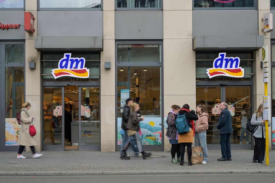 Menschen vor einem dm Geschäft
