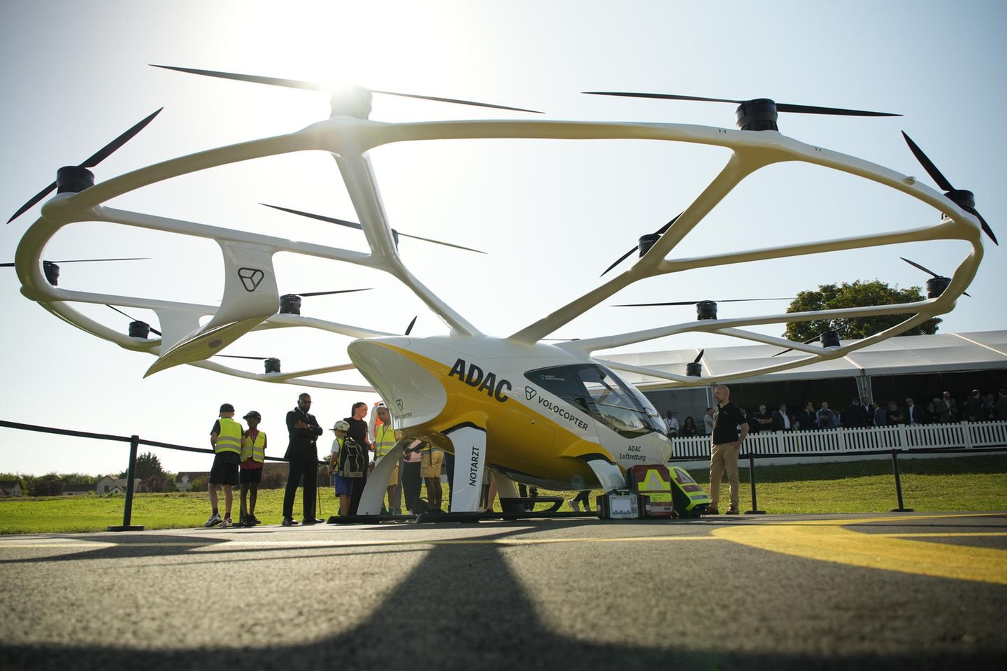 Eine Volocopter-Drohne mit ADAC-Logo: Der Rettungseinsatz anstelle von traditionellen Helikoptern gehört zu den möglichen Einsatzszenarien für Volocopter, die kaum umstritten sind – anders als ein regelmäßiger Linienbetrieb in Städten