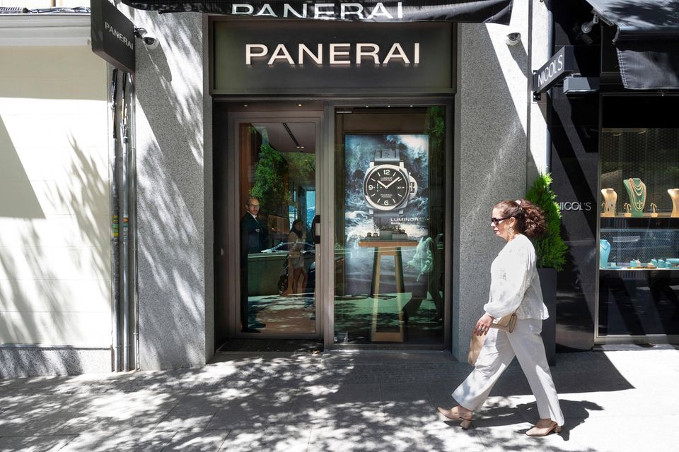 Fußgänger geht am Geschäft des italienischen Uhrenherstellers Panerai vorbei