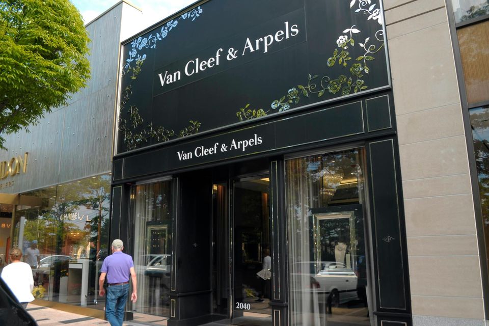 Menschen vor einem Van Cleef & Arpels Geschäft