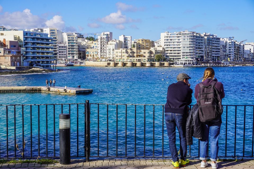 Zwei Urlauber am Strand von Malta