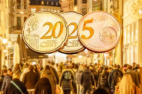 Mehrere Cent-Stücke bilden die Jahreszahl 2025