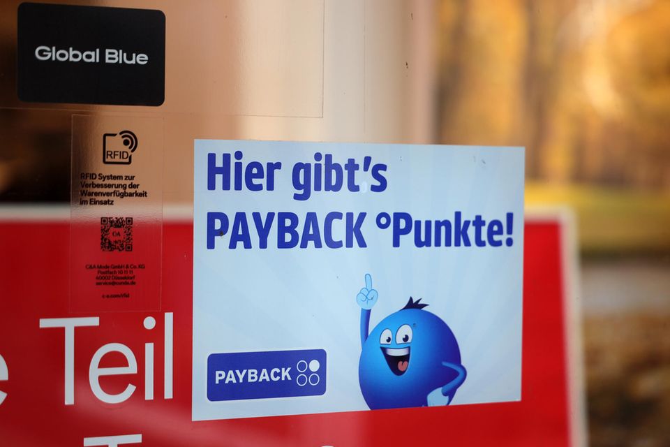 Payback-Schild an einem Geschäft